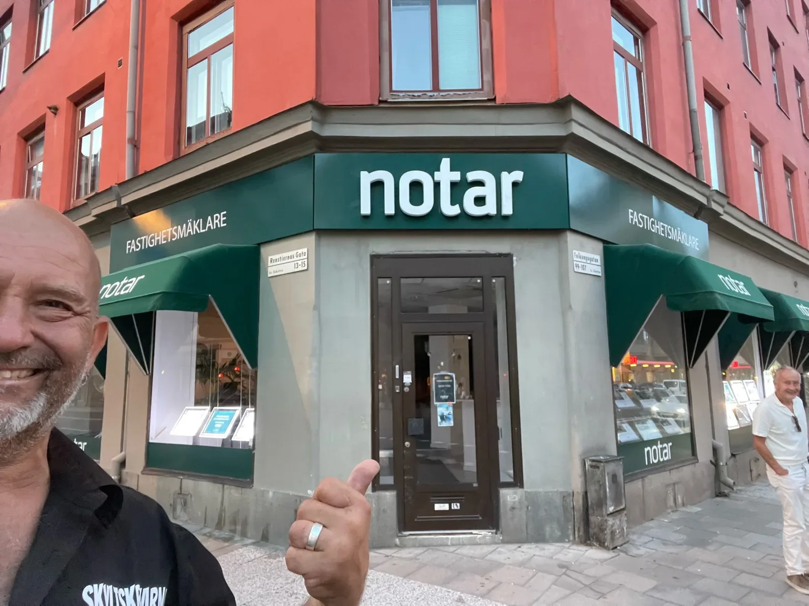 Notar Fastighetsmäklare – ljusskylt och fasadprofil