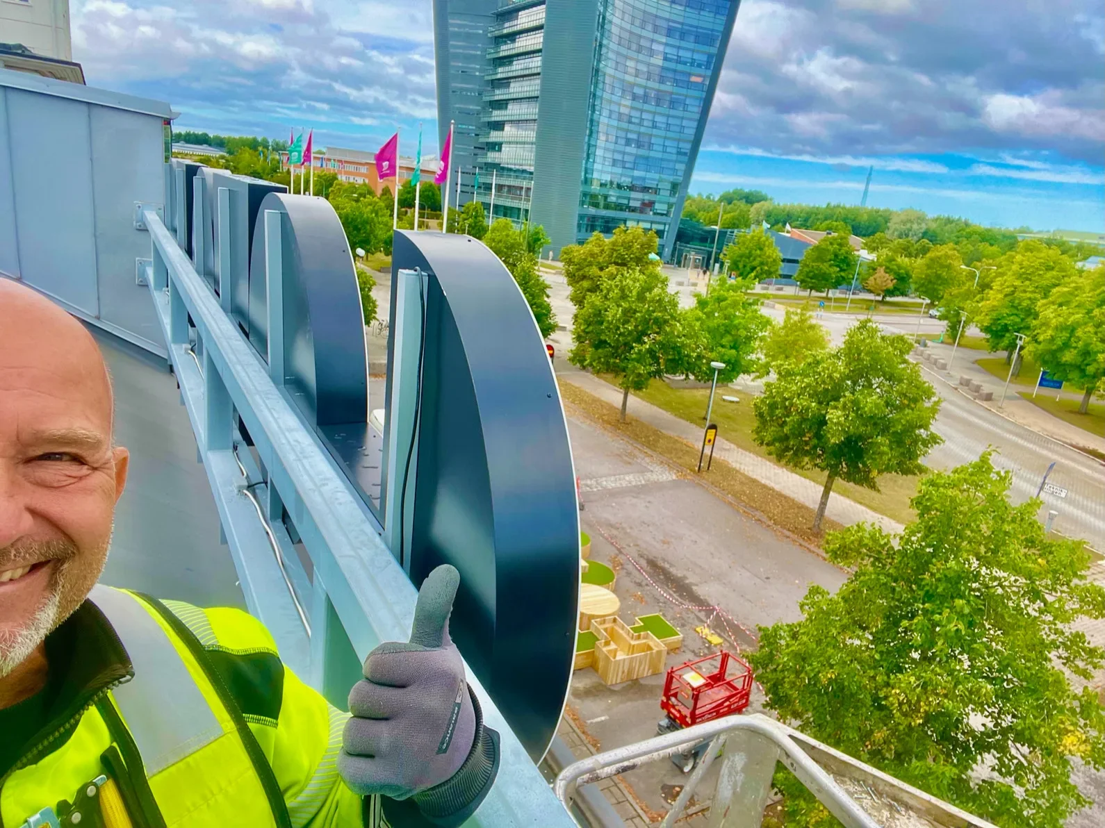 Takmontage – installation av stora bokstäver på hög höjd