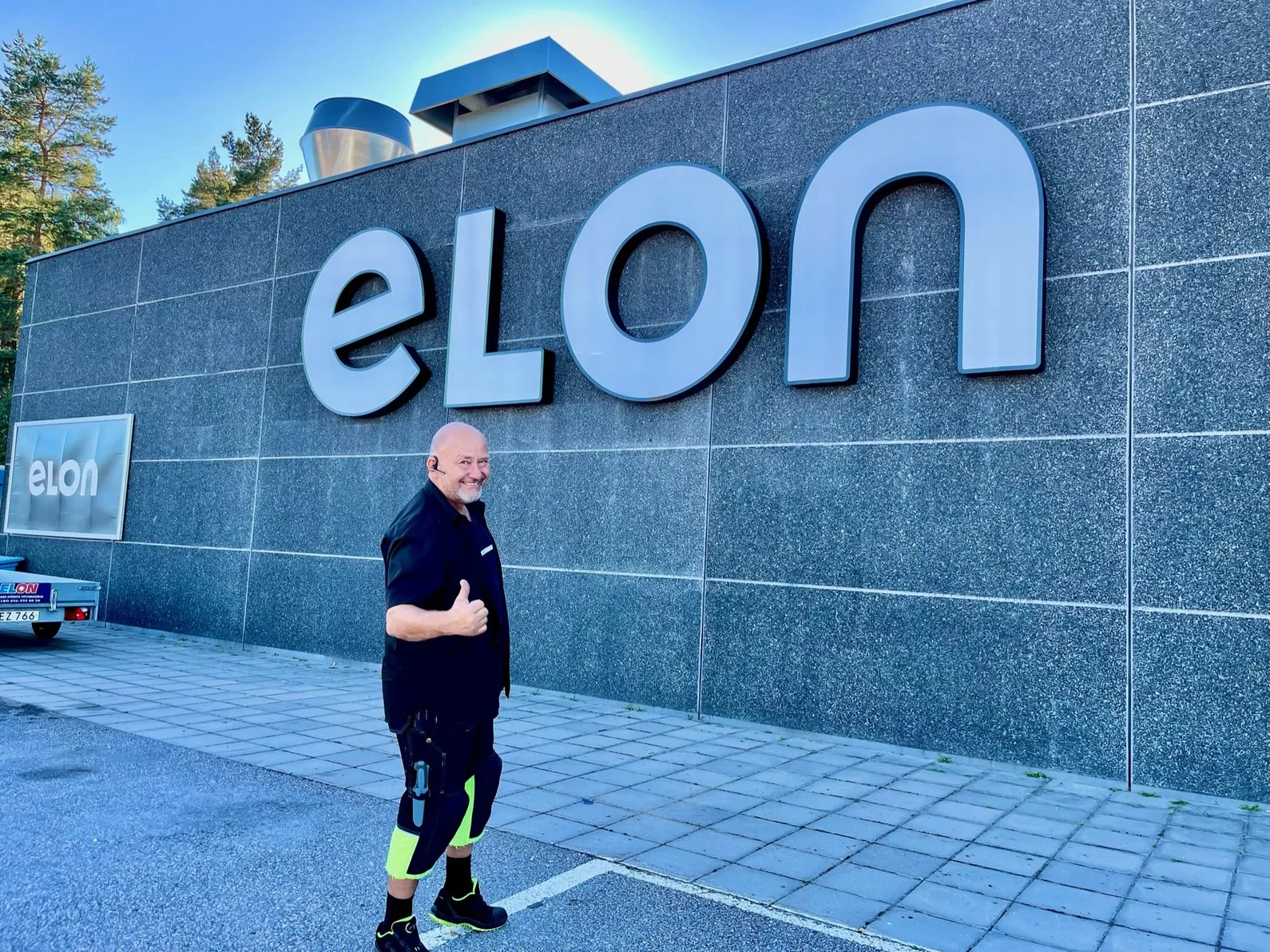 ELON – 3D-bokstäver på fasad, monterade av Skyltskruvarna