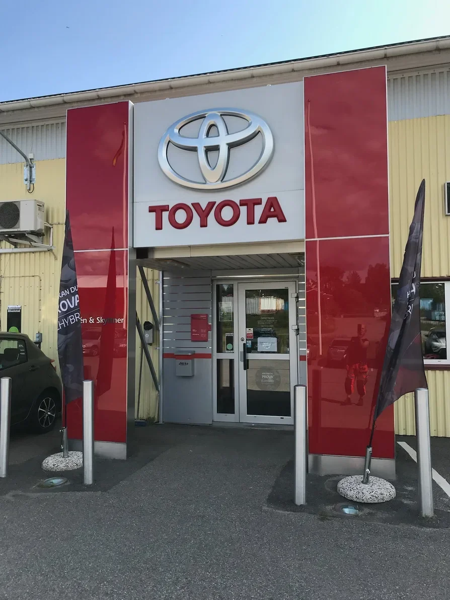 Toyota återförsäljare – logotypskylt och entréprofilering