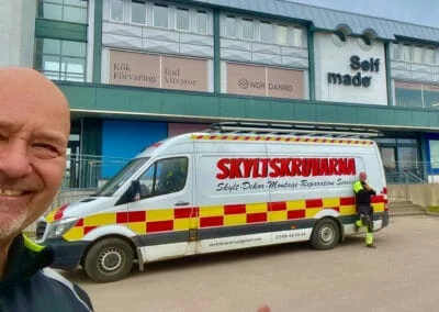 Skyltskruvarnas servicebil ute på uppdrag